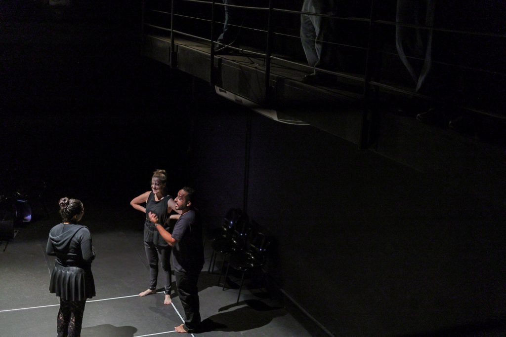 Apresentação na aula final do curso “Processos Criativos: A Prática como Método de Investigação” com Laura Morais da Silva, na sede Roosevelt da SP Escola de Teatro. (04/06/2025) | Foto: Clara Silva.