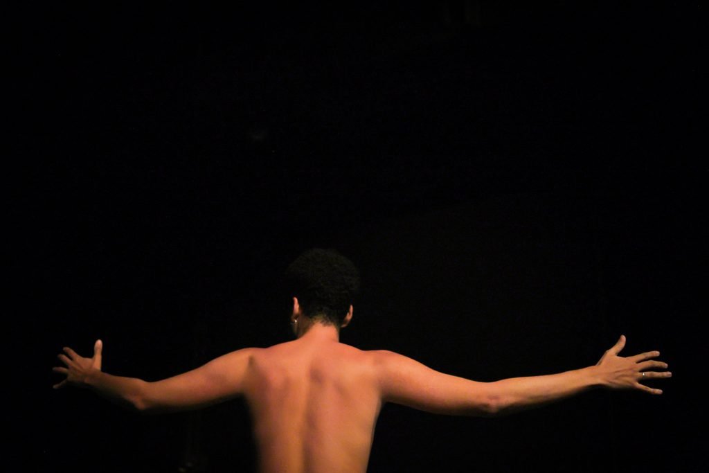 Apresentação na aula final do curso “Processos Criativos: A Prática como Método de Investigação” com Laura Morais da Silva, na sede Roosevelt da SP Escola de Teatro. (04/06/2025) | Foto: Clara Silva.