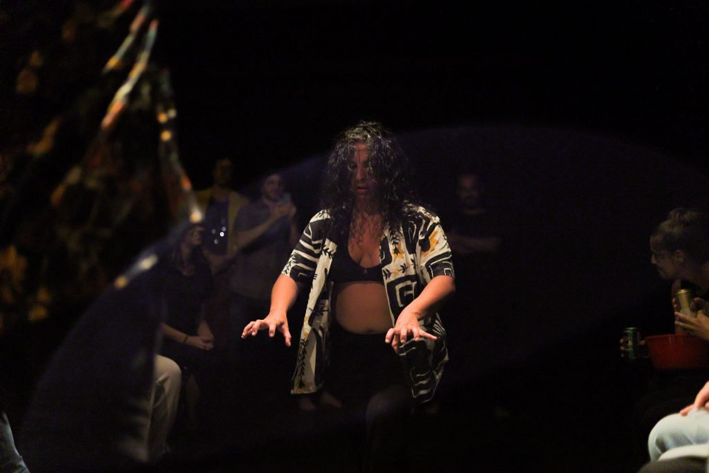 Apresentação na aula final do curso “Processos Criativos: A Prática como Método de Investigação” com Laura Morais da Silva, na sede Roosevelt da SP Escola de Teatro. (04/06/2025) | Foto: Clara Silva.