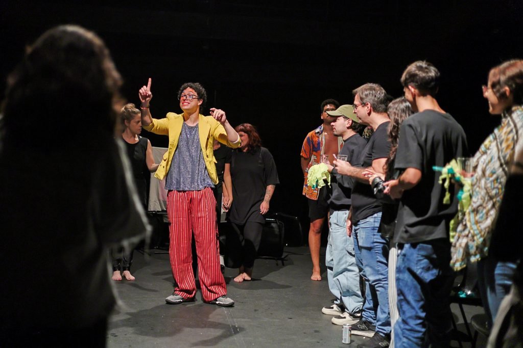 Apresentação na aula final do curso “Processos Criativos: A Prática como Método de Investigação” com Laura Morais da Silva, na sede Roosevelt da SP Escola de Teatro. (04/06/2025) | Foto: Clara Silva.