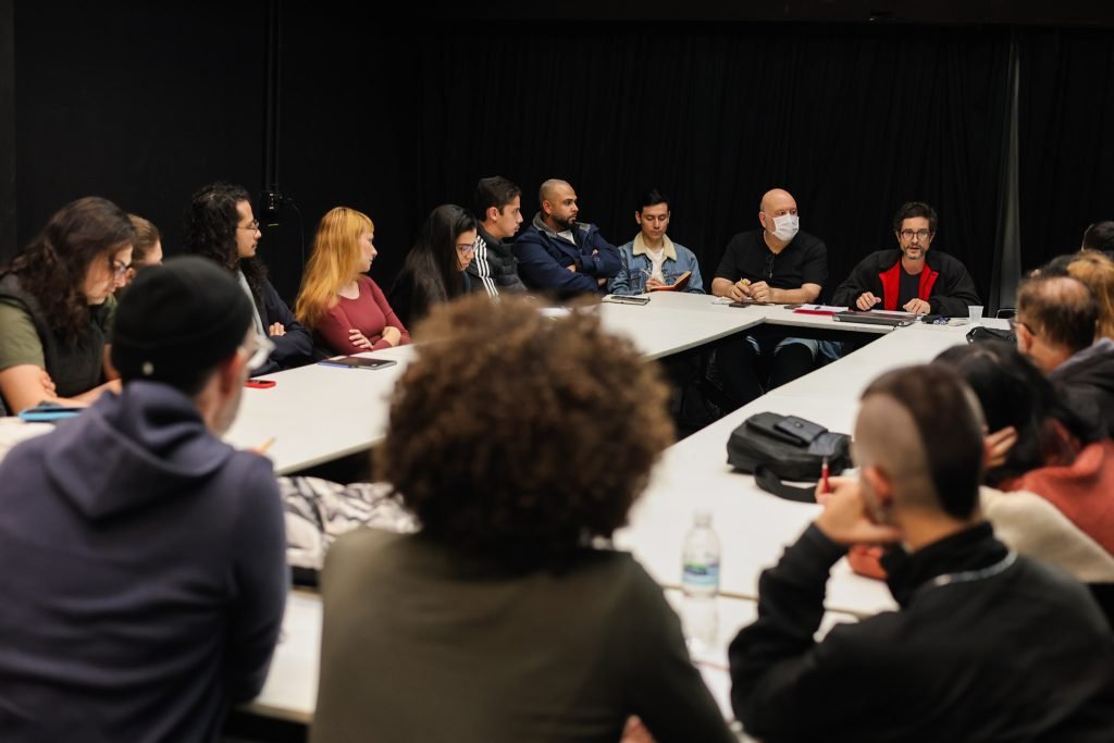 Curso “Antidramáticas – Radicalizações na dramaturgia contemporânea” com Gabriel Alvim, na sede Roosevelt da SP Escola de Teatro. (01/07/2025) | Foto: Clara Silva.