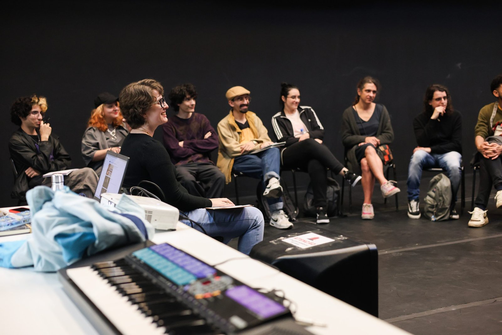 Aula inaugural do curso “Criação de temas para trilha sonora” com Cintia Gasparetto, na sede Roosevelt da SP Escola de Teatro. (25/08/2025) | Foto: Clara Silva.