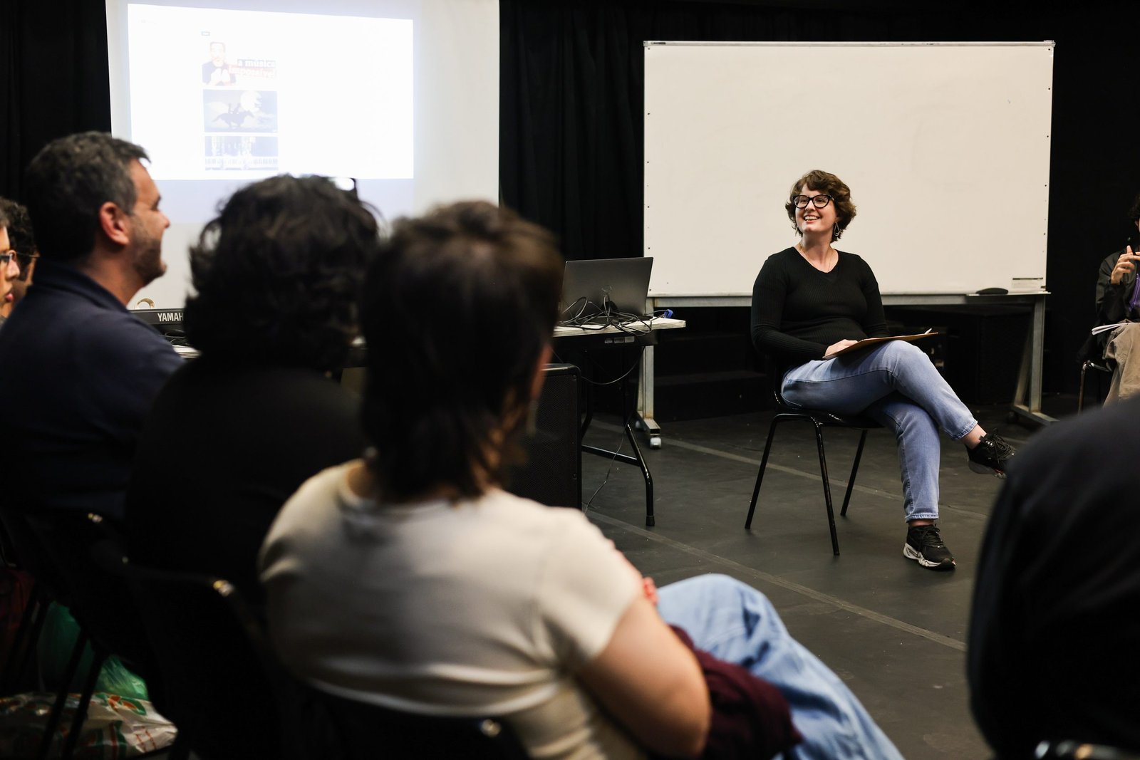 Aula inaugural do curso “Criação de temas para trilha sonora” com Cintia Gasparetto, na sede Roosevelt da SP Escola de Teatro. (25/08/2025) | Foto: Clara Silva.