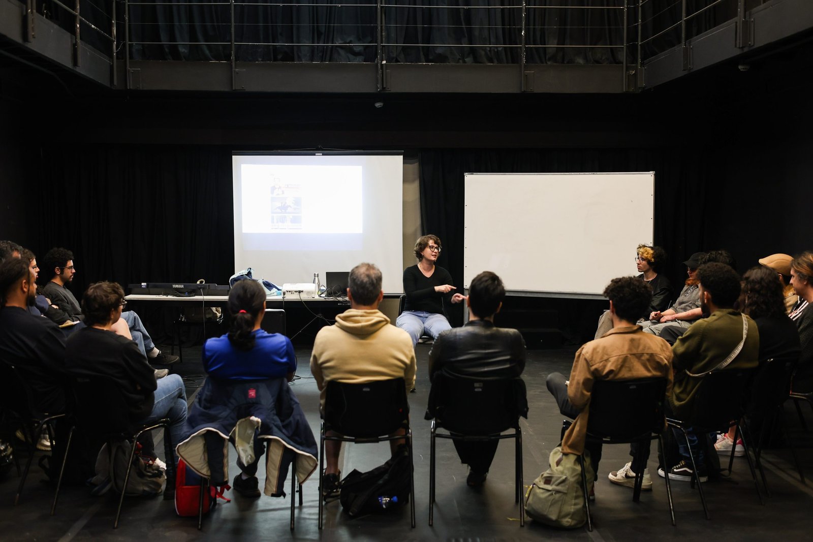 Aula inaugural do curso “Criação de temas para trilha sonora” com Cintia Gasparetto, na sede Roosevelt da SP Escola de Teatro. (25/08/2025) | Foto: Clara Silva.