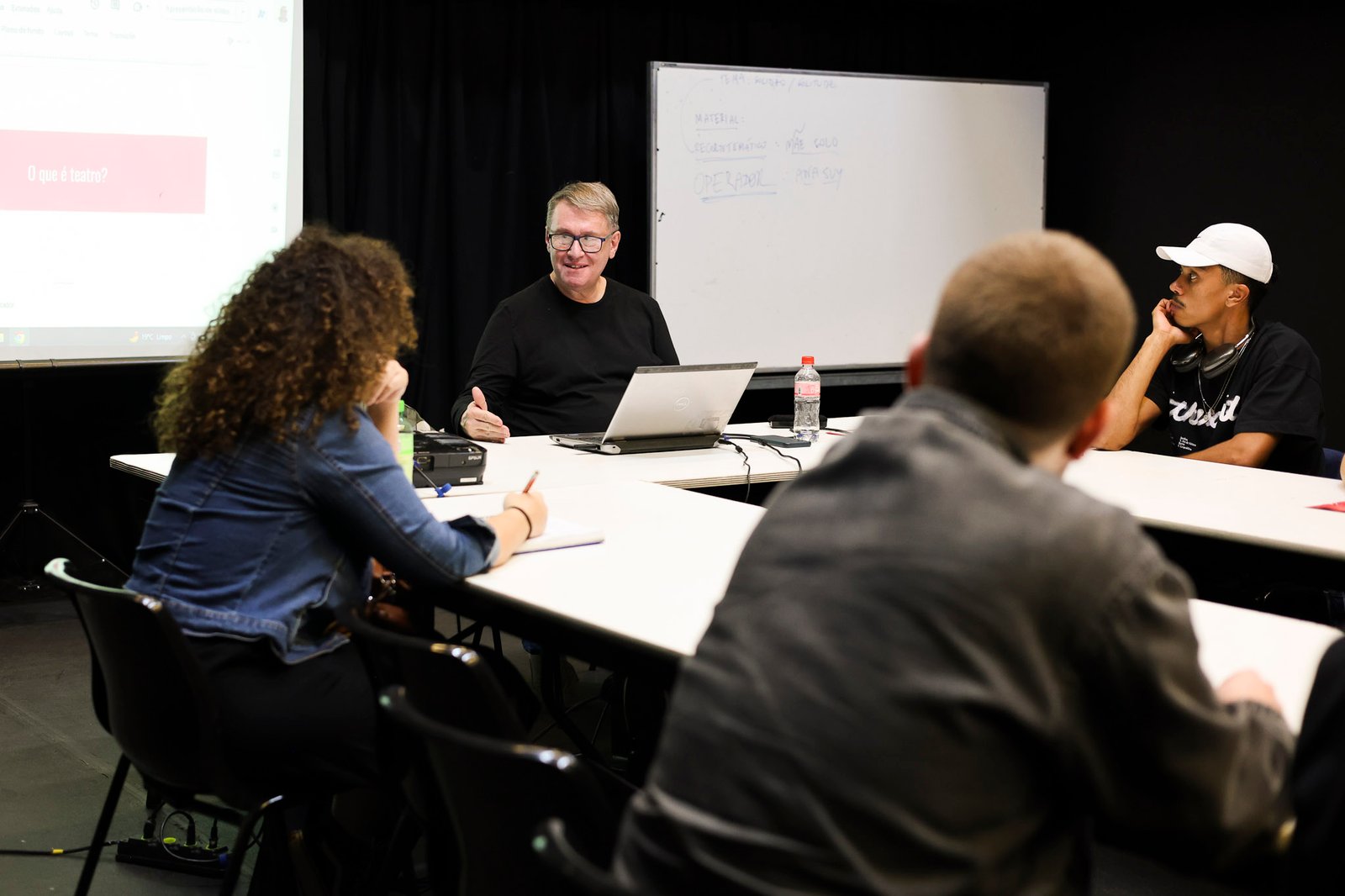 Curso “Introdução ao Teatro Contemporâneo” com Ferdinando Martins, na sede Roosevelt da SP Escola de Teatro. (21/08/2025) | Foto: Clara Silva.