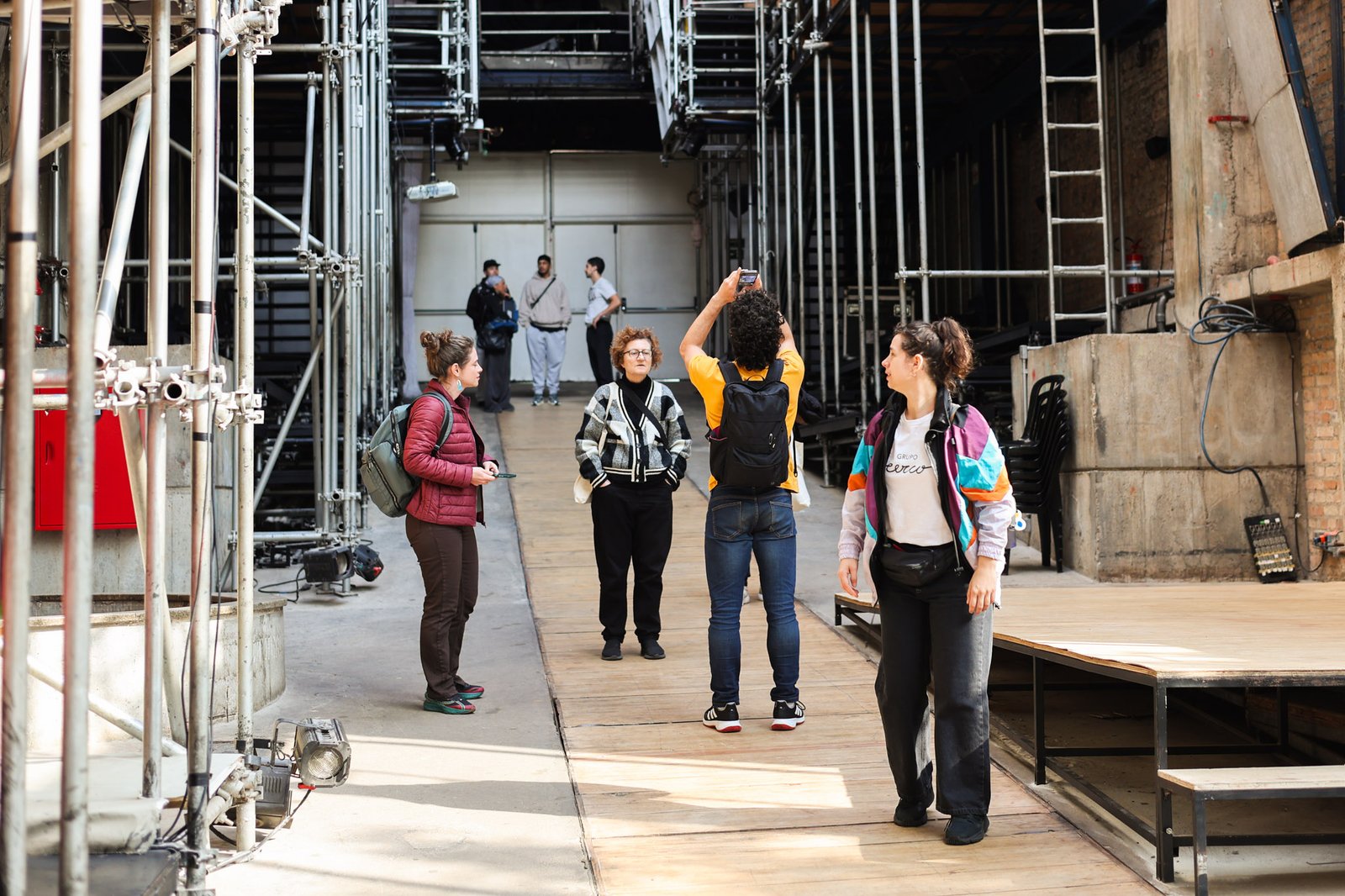 Grupo Cerco em conversa com Marcelo Drummond no Teatro Oficina, projeto do Ocupa Lab. (15/08/2025). | Foto: Clara Silva.
