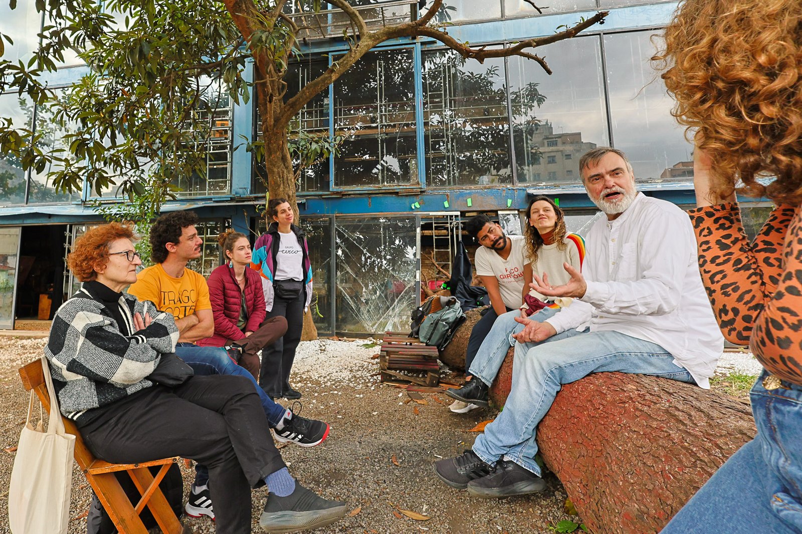 Grupo Cerco em conversa com Marcelo Drummond no Teatro Oficina, projeto do Ocupa Lab. (15/08/2025). | Foto: Clara Silva.