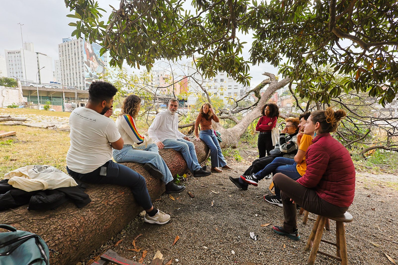 Grupo Cerco em conversa com Marcelo Drummond no Teatro Oficina, projeto do Ocupa Lab. (15/08/2025). | Foto: Clara Silva.