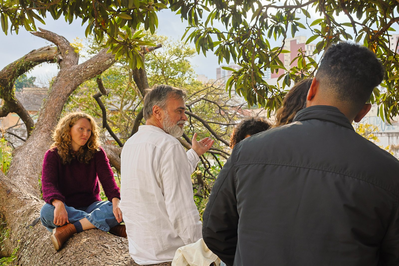 Grupo Cerco em conversa com Marcelo Drummond no Teatro Oficina, projeto do Ocupa Lab. (15/08/2025). | Foto: Clara Silva.