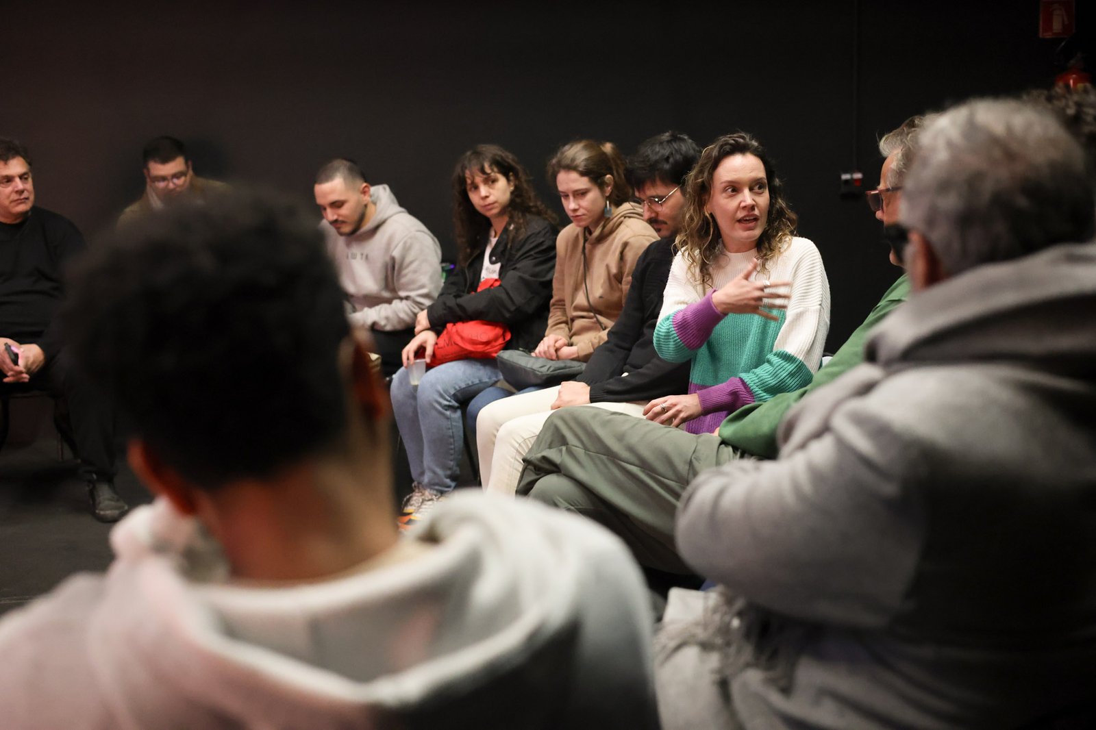 Recepção do Grupo Cerco, projeto do Ocupa Lab, na sede Roosevelt da SP Escola de Teatro. (11/08/2025). | Foto: Clara Silva.