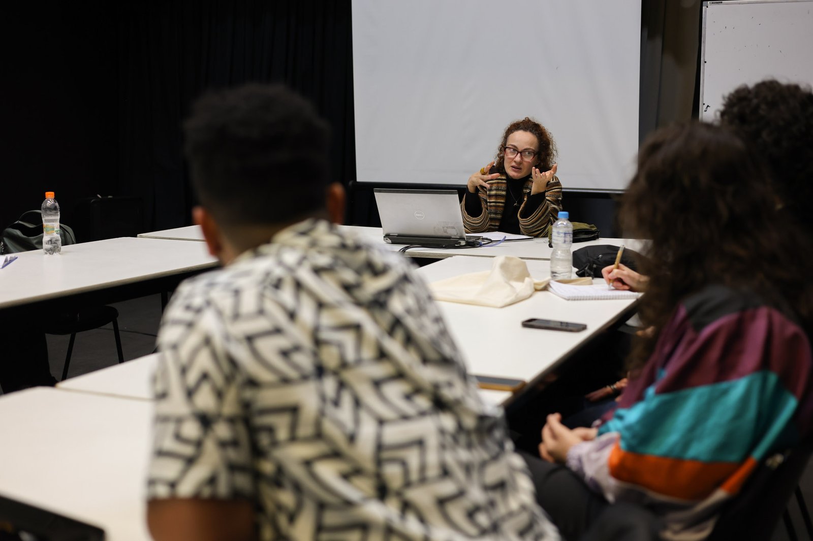 Grupo Cerco em Troca com Janaína Leite, na Unidade Roosevelt da SP Escola de Teatro. (15/08/2025). | Foto: Clara Silva.