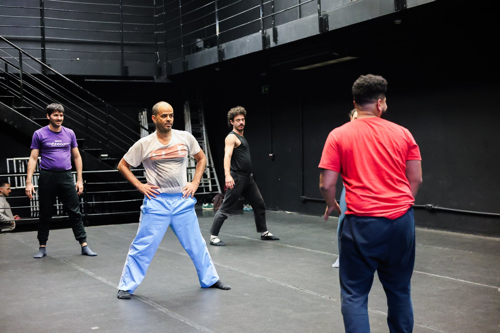 Grupo Cerco em Workshop de Dança Acrobática com Diogo Granato, na Unidade Roosevelt da SP Escola de Teatro (13/08/2025). | Foto: Clara Silva.