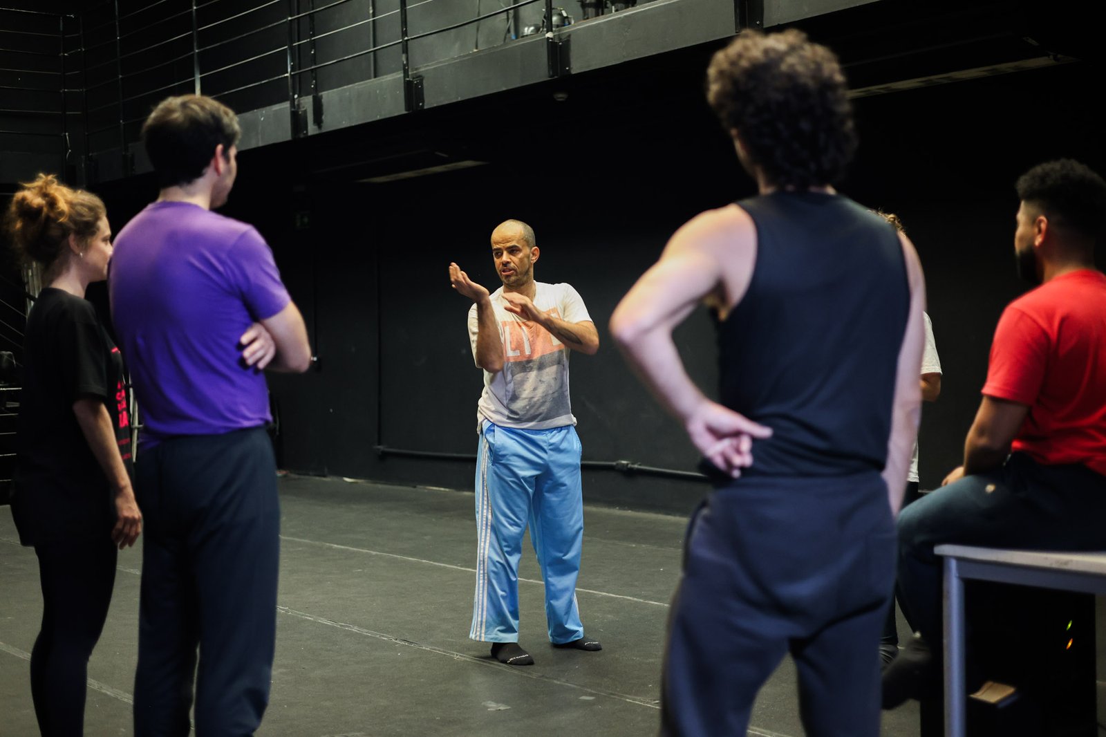 Grupo Cerco em Workshop de Dança Acrobática com Diogo Granato, na Unidade Roosevelt da SP Escola de Teatro (13/08/2025). | Foto: Clara Silva.