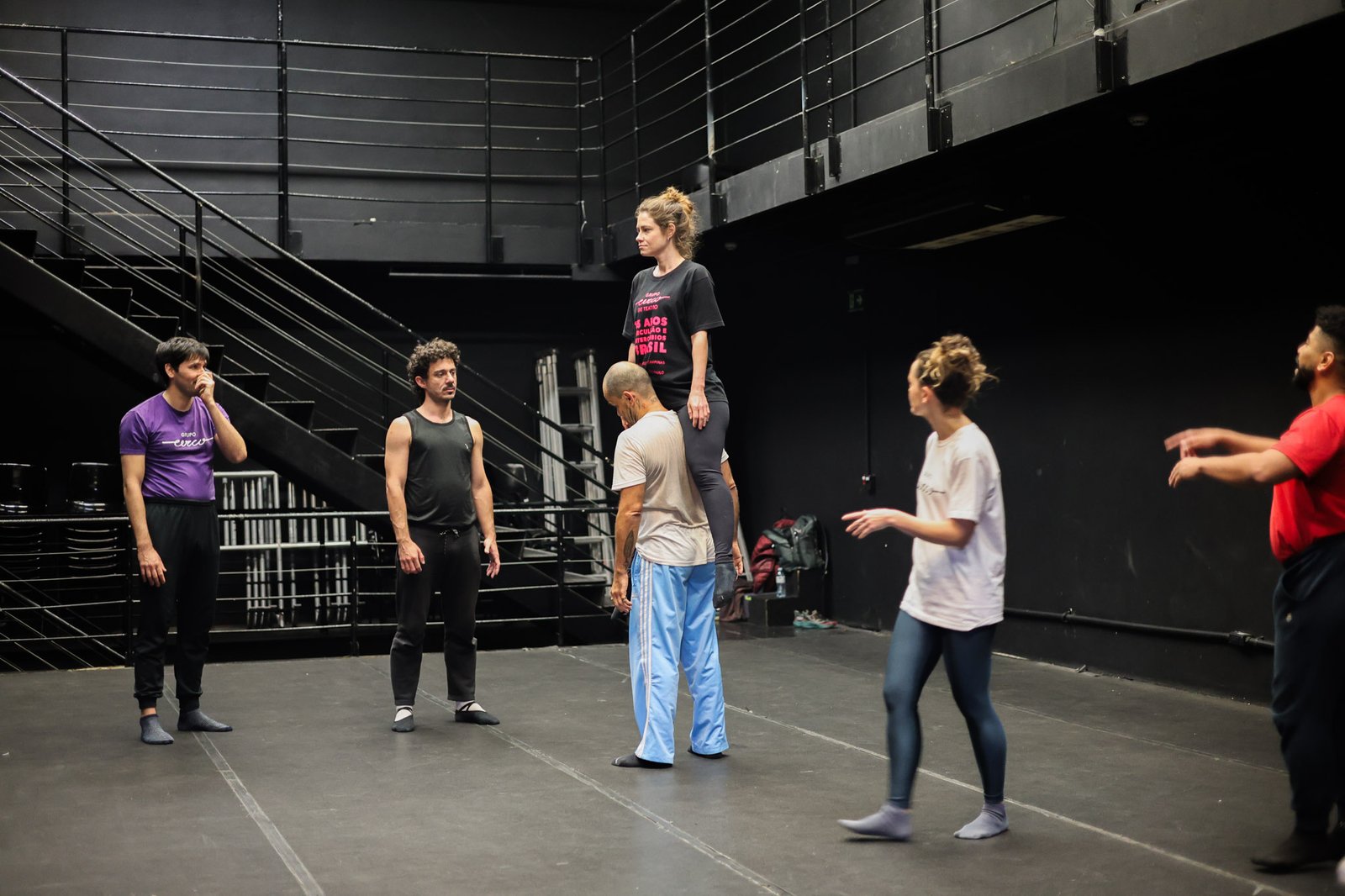 Grupo Cerco em Workshop de Dança Acrobática com Diogo Granato, na Unidade Roosevelt da SP Escola de Teatro (13/08/2025). | Foto: Clara Silva.