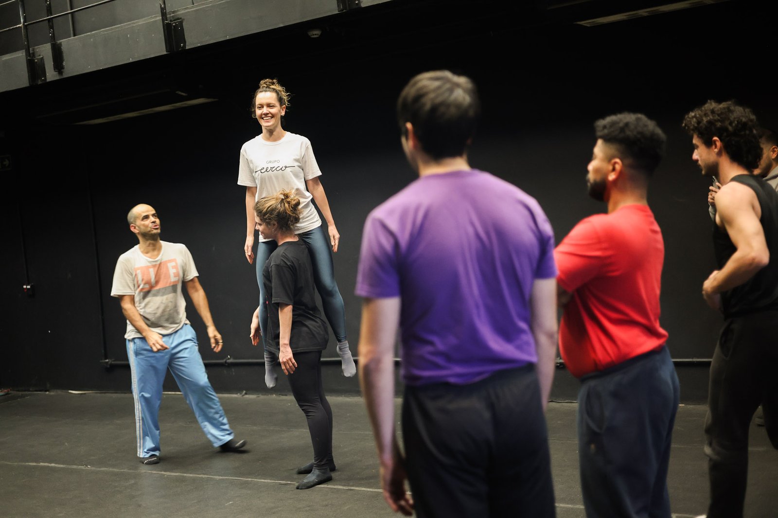 Grupo Cerco em Workshop de Dança Acrobática com Diogo Granato, na Unidade Roosevelt da SP Escola de Teatro (13/08/2025). | Foto: Clara Silva.