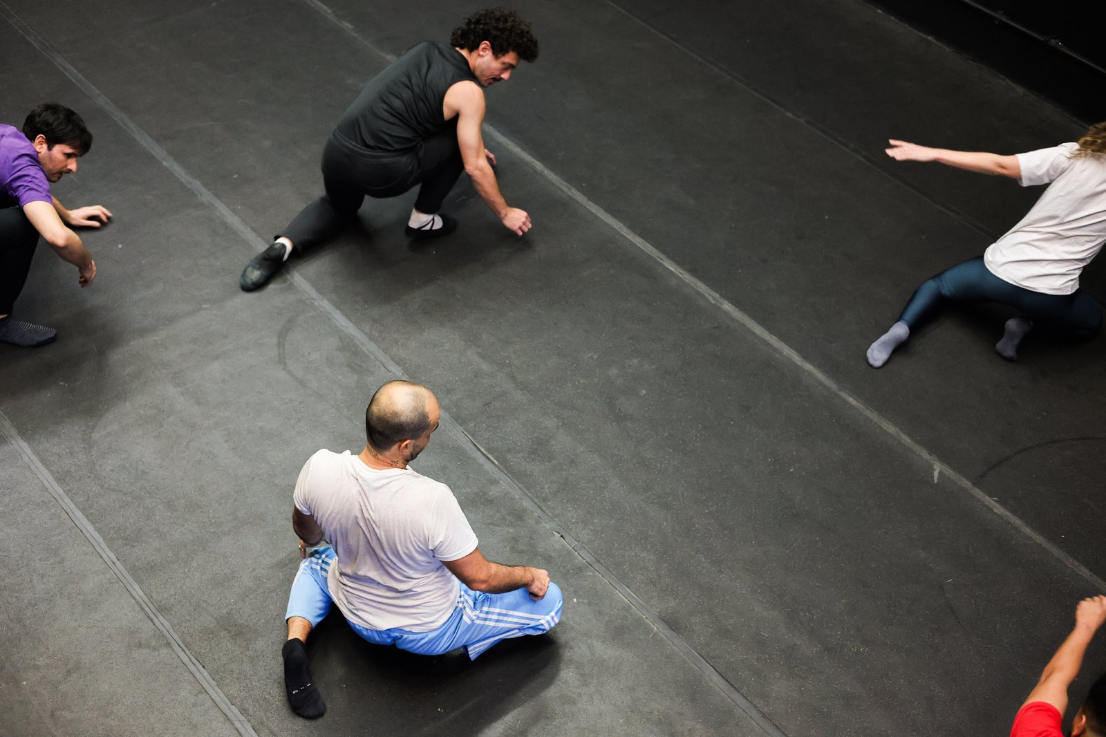 Grupo Cerco em Workshop de Dança Acrobática com Diogo Granato, na Unidade Roosevelt da SP Escola de Teatro (13/08/2025). | Foto: Clara Silva.