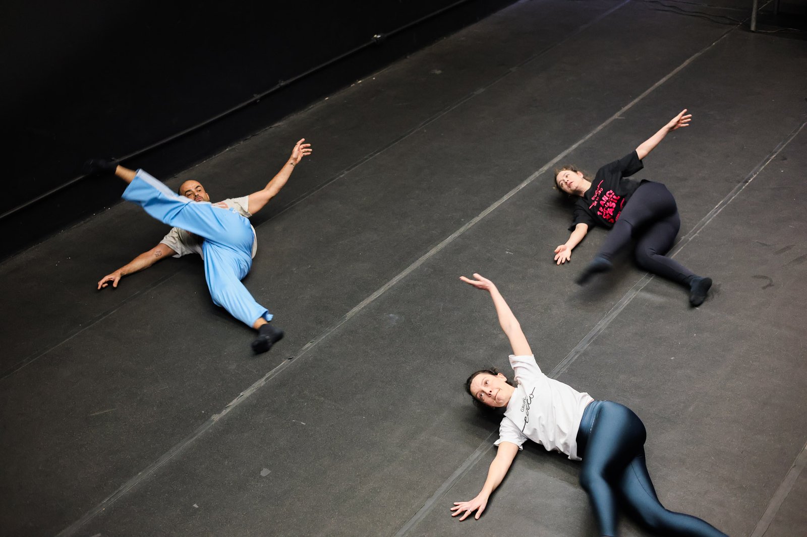 Grupo Cerco em Workshop de Dança Acrobática com Diogo Granato, na Unidade Roosevelt da SP Escola de Teatro (13/08/2025). | Foto: Clara Silva.