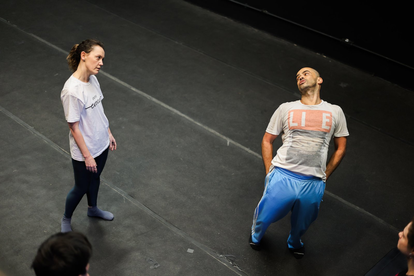 Grupo Cerco em Workshop de Dança Acrobática com Diogo Granato, na Unidade Roosevelt da SP Escola de Teatro (13/08/2025). | Foto: Clara Silva.