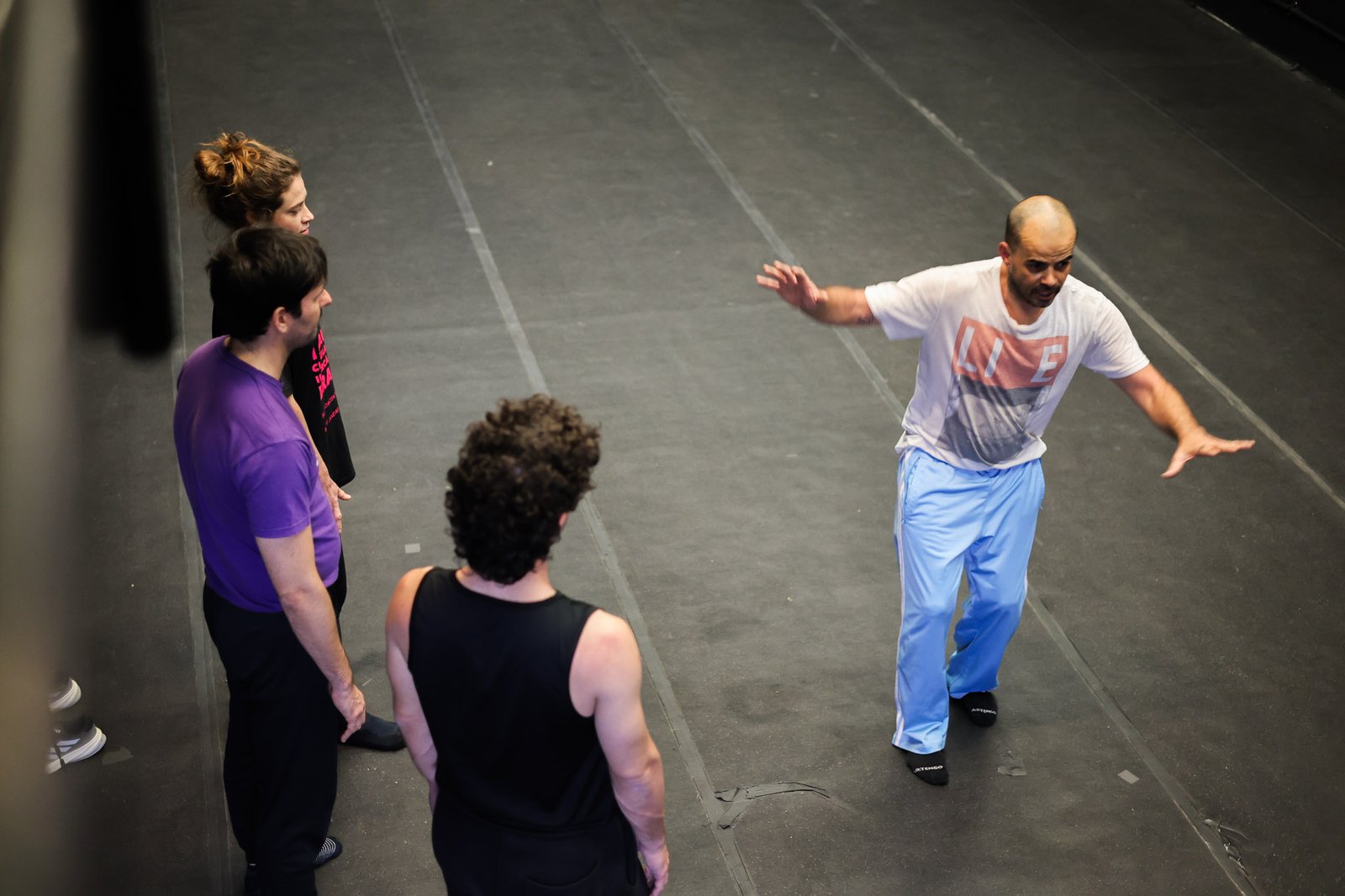 Grupo Cerco em Workshop de Dança Acrobática com Diogo Granato, na Unidade Roosevelt da SP Escola de Teatro (13/08/2025). | Foto: Clara Silva.