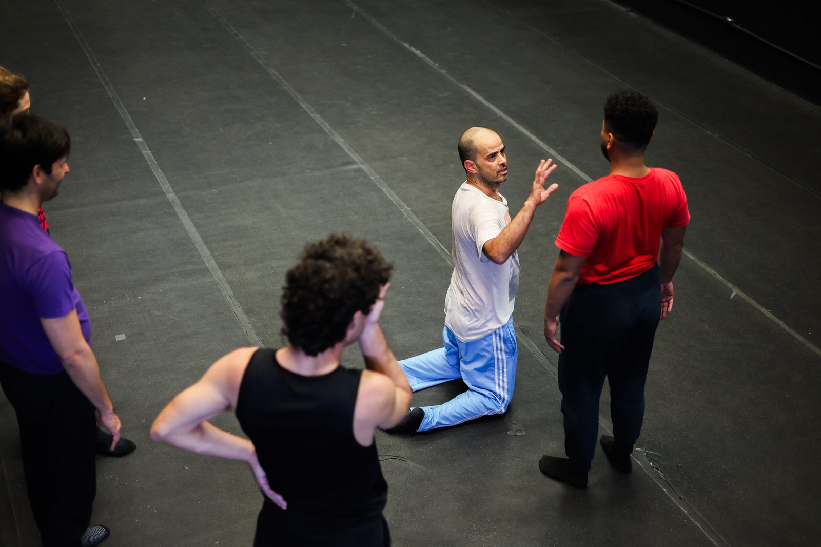 Grupo Cerco em Workshop de Dança Acrobática com Diogo Granato, na Unidade Roosevelt da SP Escola de Teatro (13/08/2025). | Foto: Clara Silva.