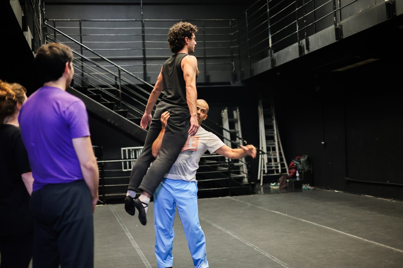 Grupo Cerco em Workshop de Dança Acrobática com Diogo Granato, na Unidade Roosevelt da SP Escola de Teatro (13/08/2025). | Foto: Clara Silva.