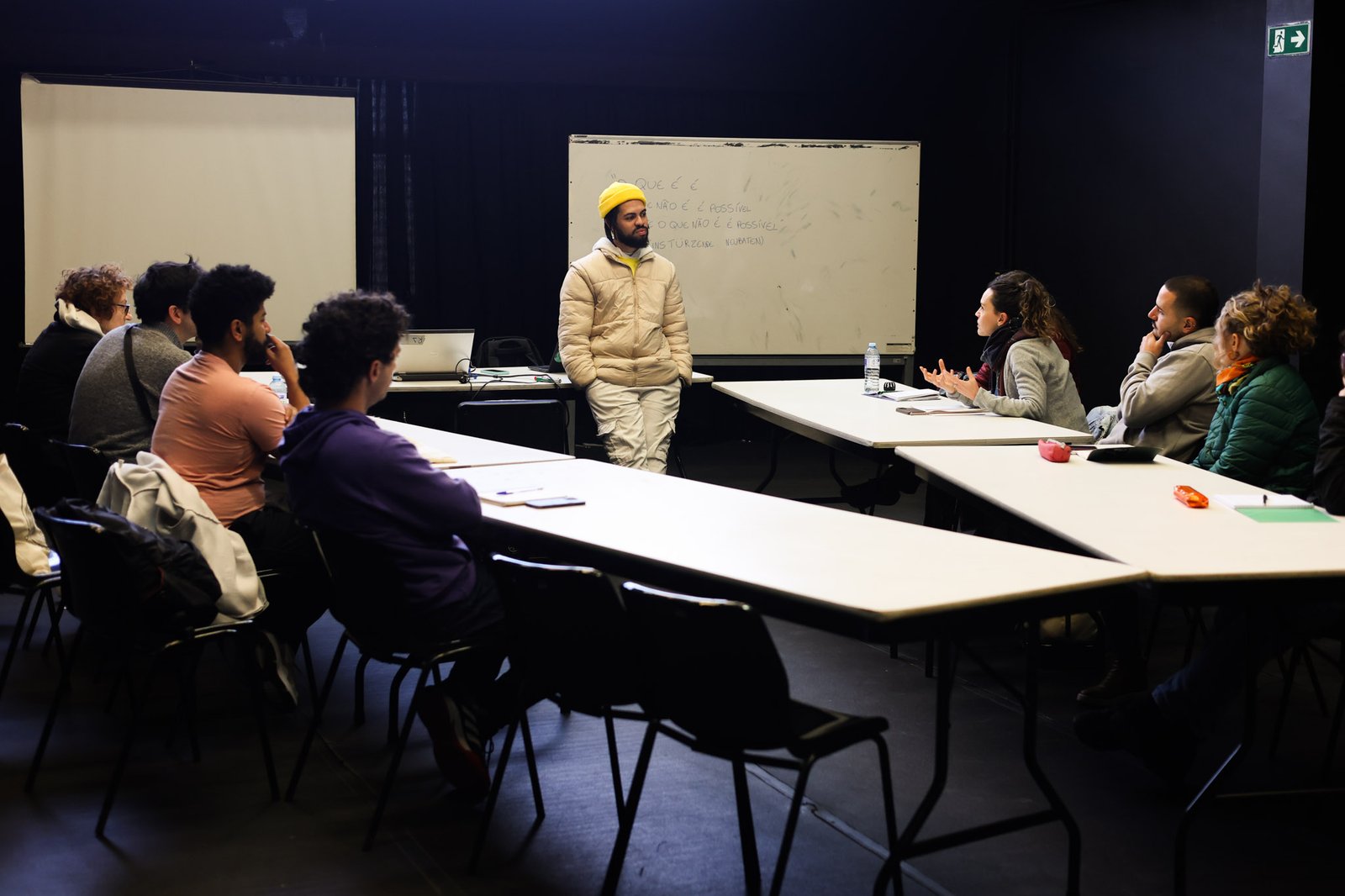 Grupo Cerco em Workshop de Dramaturgismo com Lucas Moura, na Unidade Roosevelt da SP Escola de Teatro (12/08/2025). | Foto: Clara Silva.