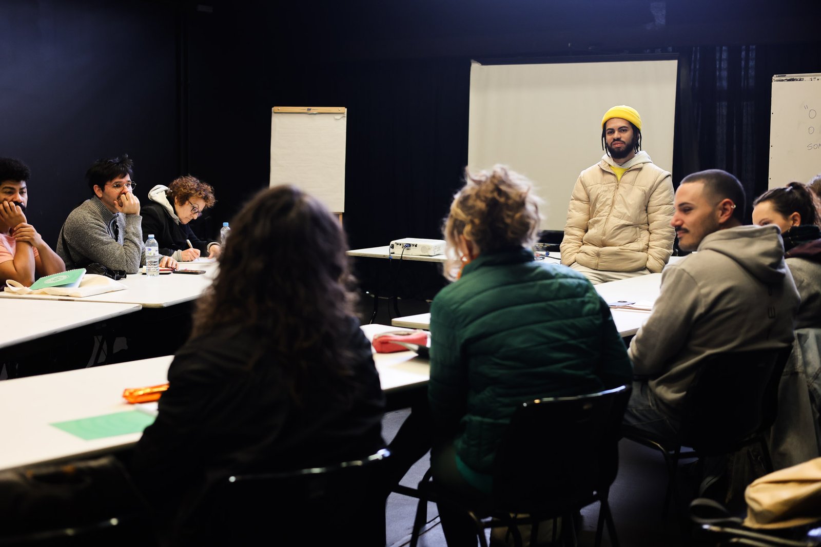 Grupo Cerco em Workshop de Dramaturgismo com Lucas Moura, na Unidade Roosevelt da SP Escola de Teatro (12/08/2025). | Foto: Clara Silva.