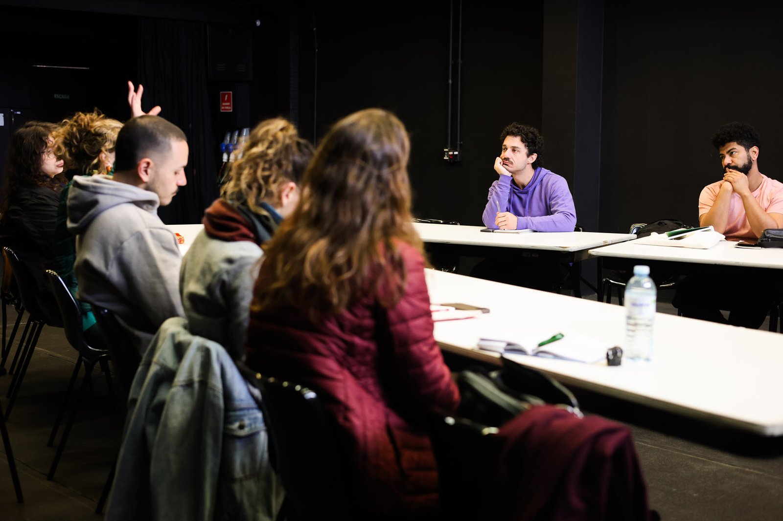Grupo Cerco em Workshop de Dramaturgismo com Lucas Moura, na Unidade Roosevelt da SP Escola de Teatro (12/08/2025). | Foto: Clara Silva.