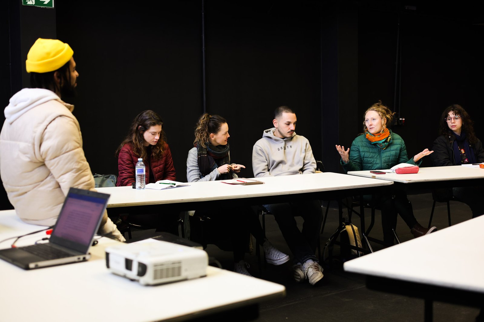 Grupo Cerco em Workshop de Dramaturgismo com Lucas Moura, na Unidade Roosevelt da SP Escola de Teatro (12/08/2025). | Foto: Clara Silva.