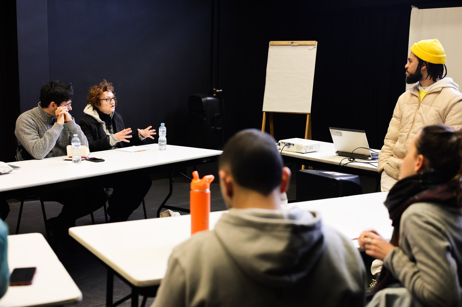 Grupo Cerco em Workshop de Dramaturgismo com Lucas Moura, na Unidade Roosevelt da SP Escola de Teatro (12/08/2025). | Foto: Clara Silva.