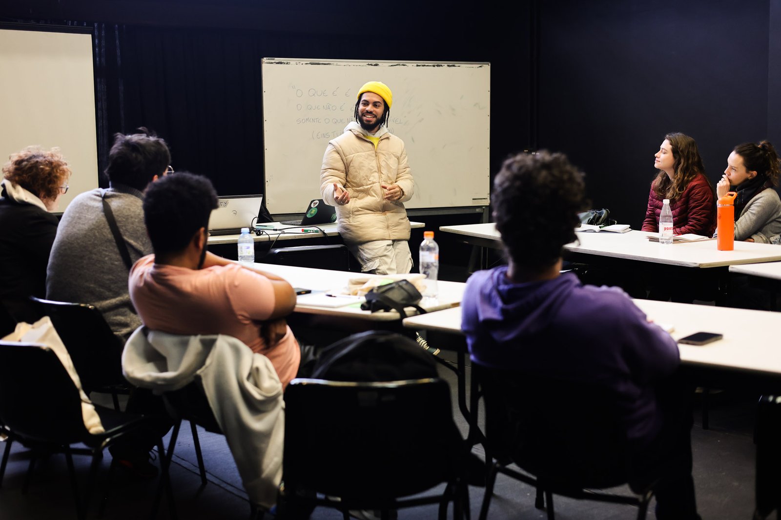 Grupo Cerco em Workshop de Dramaturgismo com Lucas Moura, na Unidade Roosevelt da SP Escola de Teatro (12/08/2025). | Foto: Clara Silva.