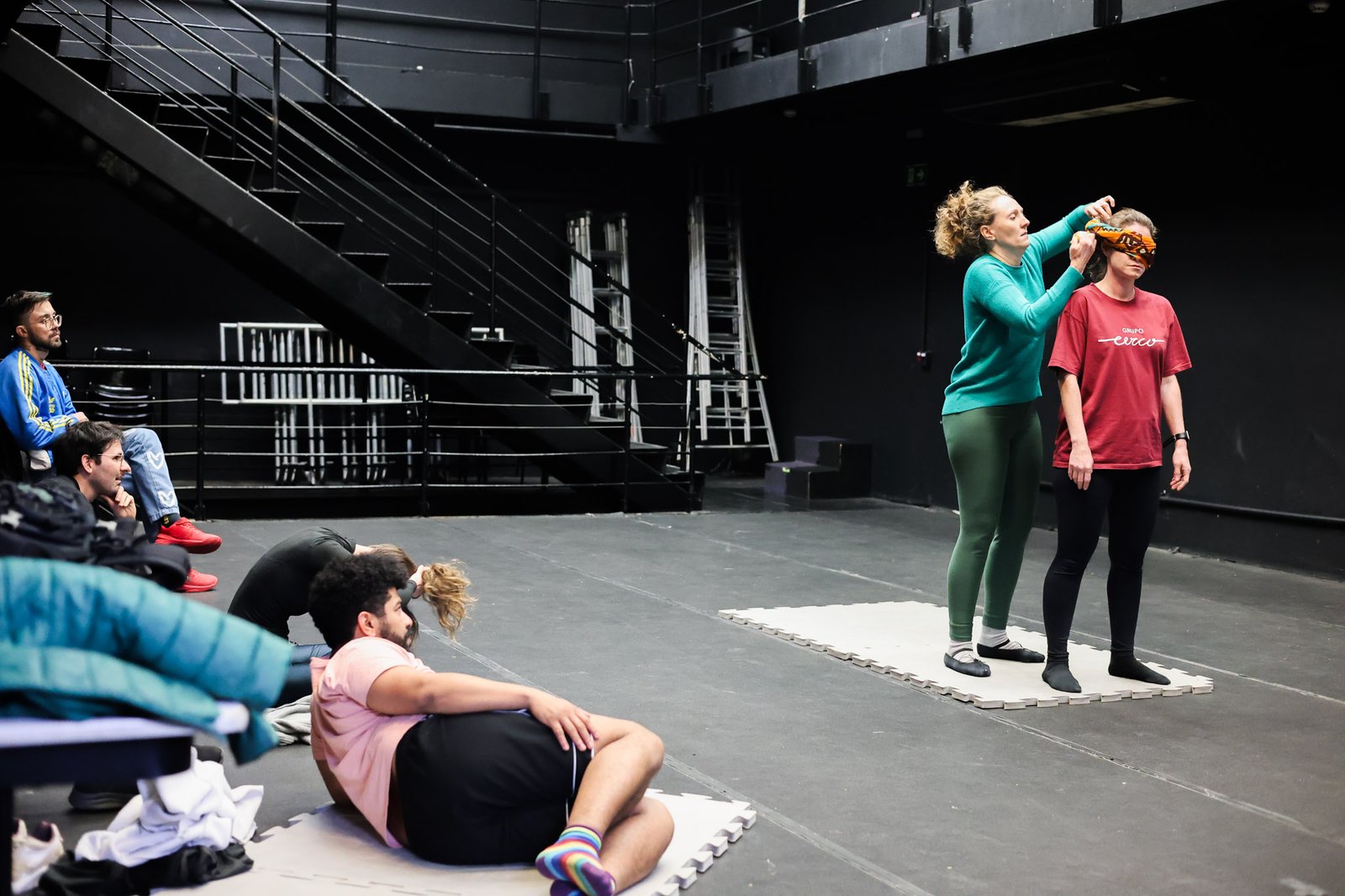 Grupo Cerco em Workshop de Performance e a Cena Contemporânea com Marcelo D’Ávilla, na Unidade Roosevelt da SP Escola de Teatro (12/08/2025). | Foto: Clara Silva.