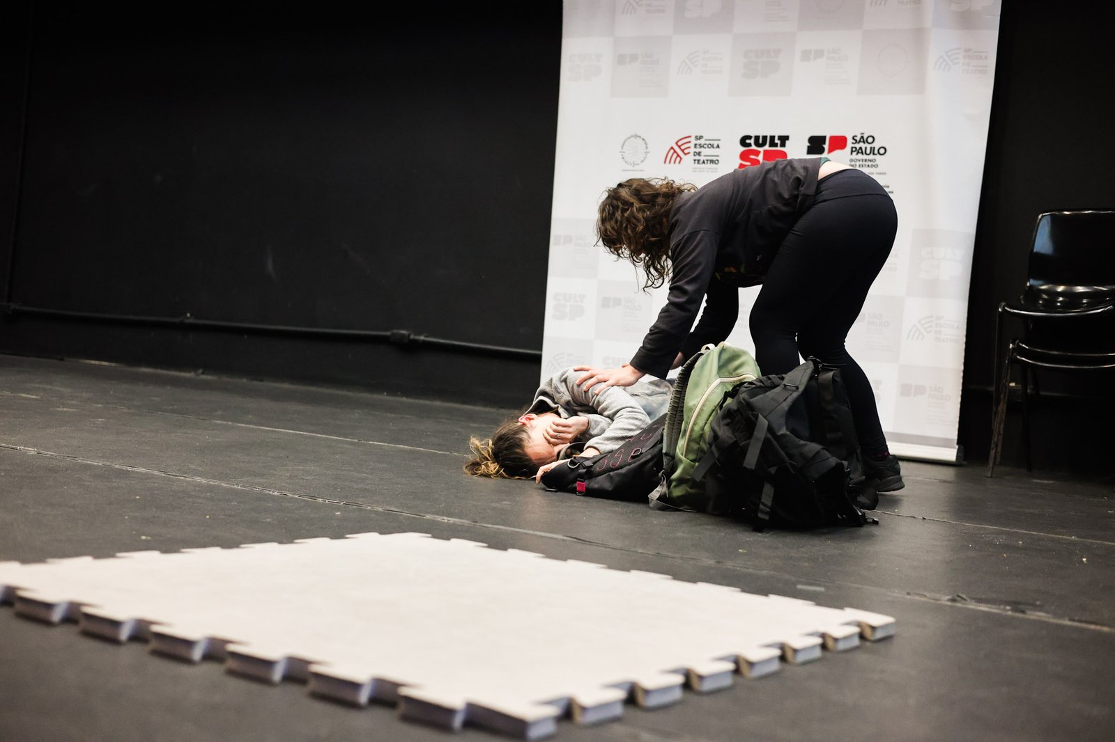 Grupo Cerco em Workshop de Performance e a Cena Contemporânea com Marcelo D’Ávilla, na Unidade Roosevelt da SP Escola de Teatro (12/08/2025). | Foto: Clara Silva.