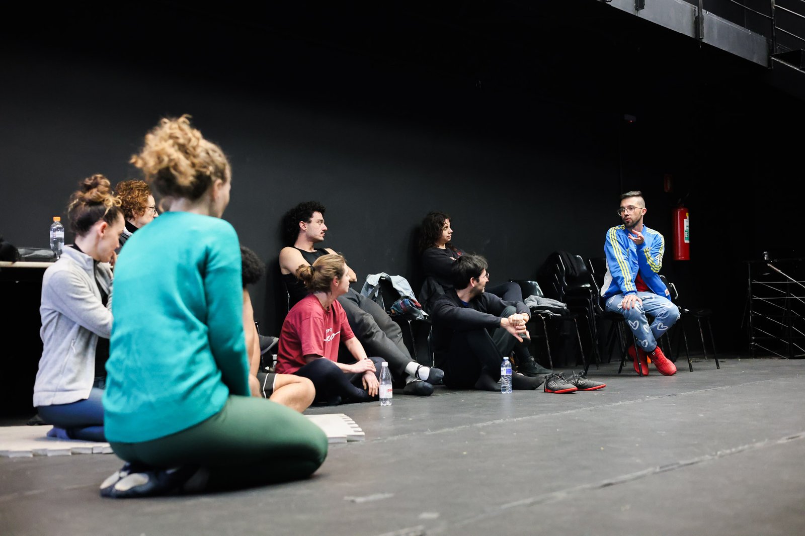 Grupo Cerco em Workshop de Performance e a Cena Contemporânea com Marcelo D’Ávilla, na Unidade Roosevelt da SP Escola de Teatro (12/08/2025). | Foto: Clara Silva.