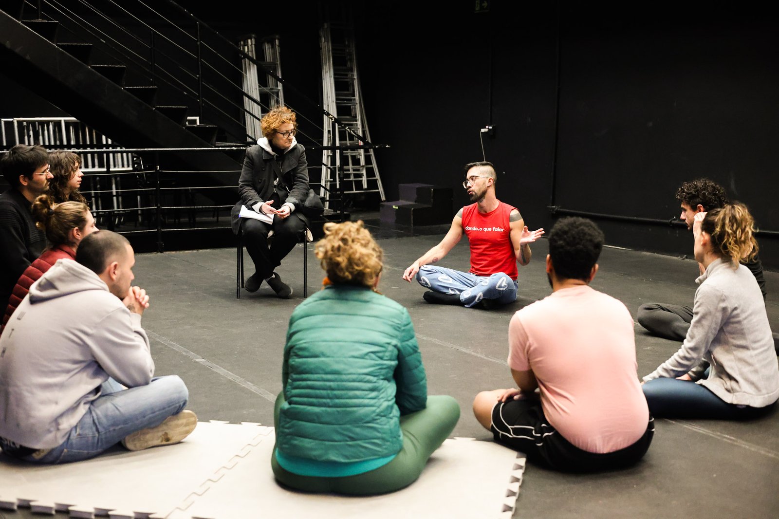 Grupo Cerco em Workshop de Performance e a Cena Contemporânea com Marcelo D’Ávilla, na Unidade Roosevelt da SP Escola de Teatro (12/08/2025). | Foto: Clara Silva.