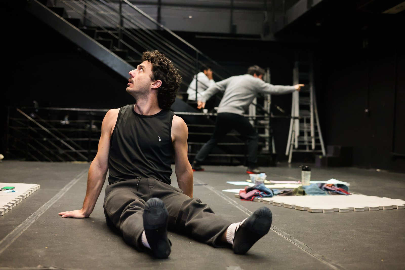 Grupo Cerco em Workshop de Performance e a Cena Contemporânea com Marcelo D’Ávilla, na Unidade Roosevelt da SP Escola de Teatro (12/08/2025). | Foto: Clara Silva.