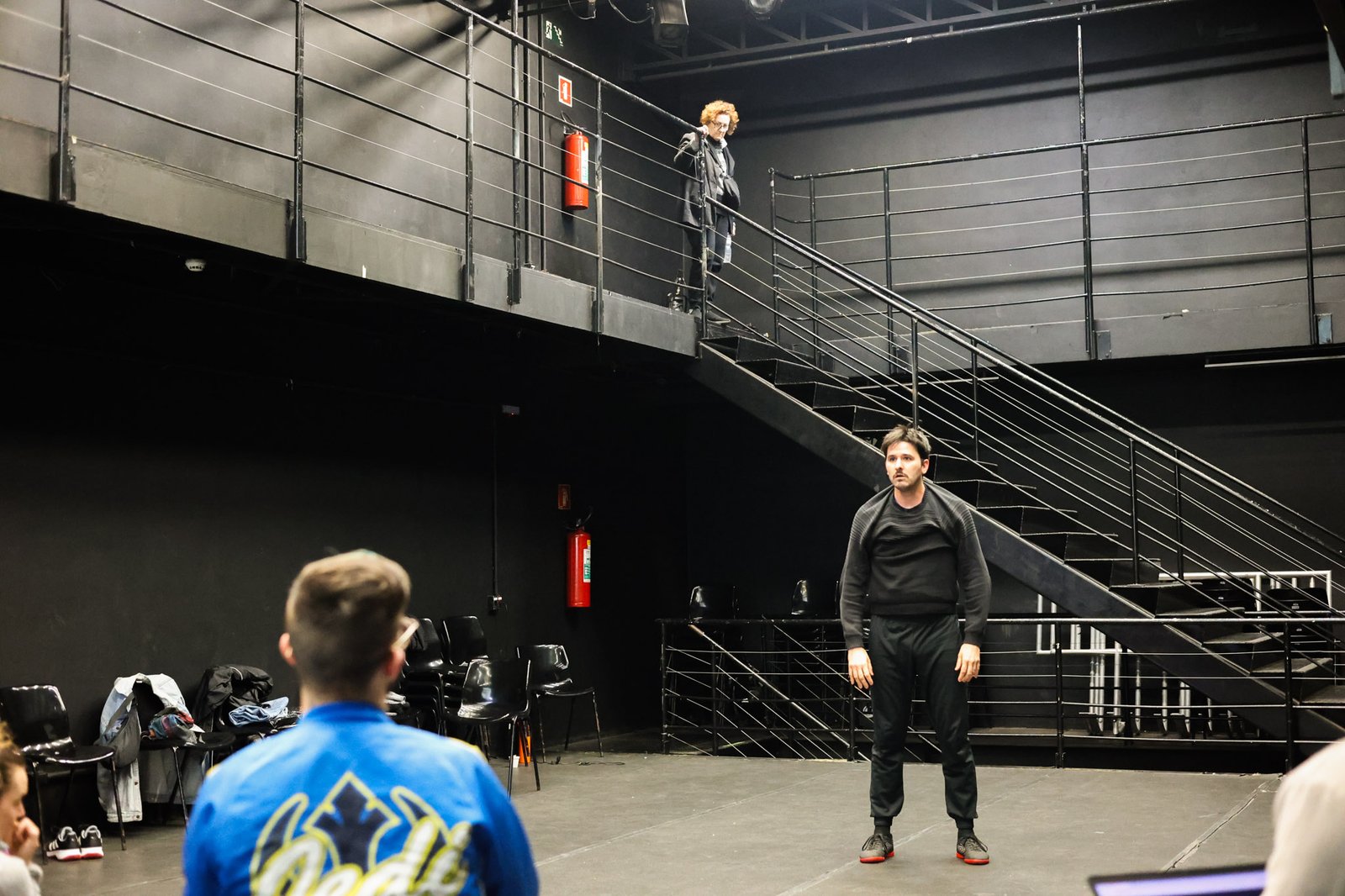 Grupo Cerco em Workshop de Performance e a Cena Contemporânea com Marcelo D’Ávilla, na Unidade Roosevelt da SP Escola de Teatro (12/08/2025). | Foto: Clara Silva.