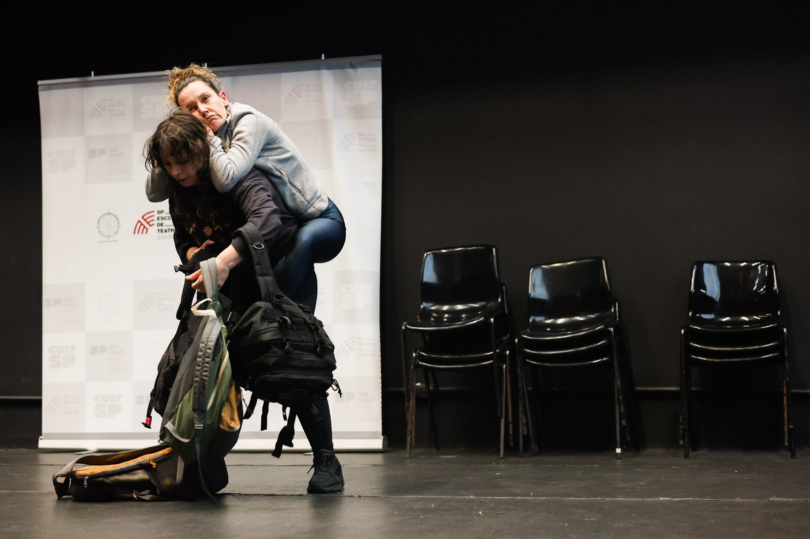 Grupo Cerco em Workshop de Performance e a Cena Contemporânea com Marcelo D’Ávilla, na Unidade Roosevelt da SP Escola de Teatro (12/08/2025). | Foto: Clara Silva.