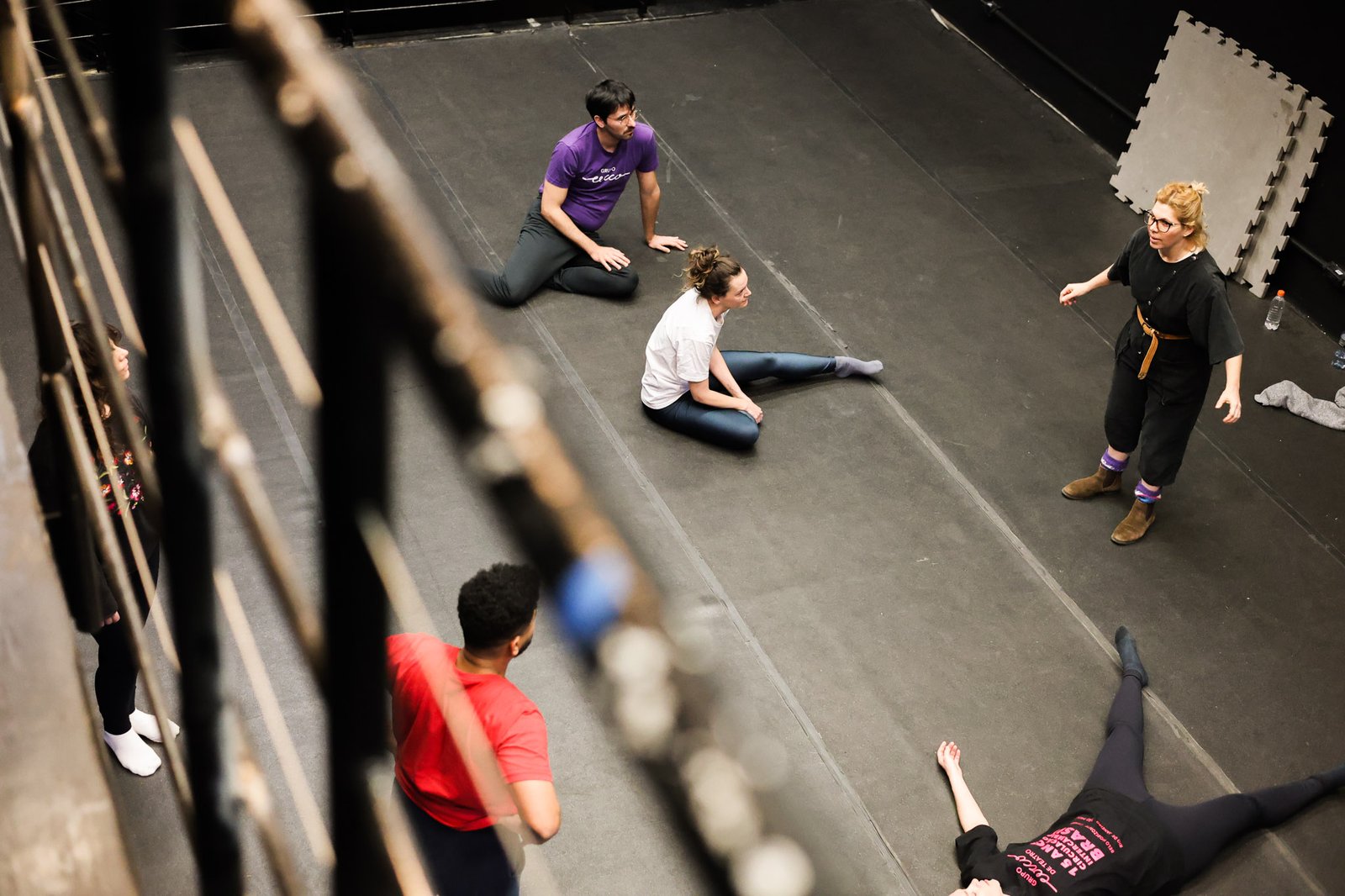 Grupo Cerco em Workshop de Corpo e Palhaçaria com Roberta Calza, na Unidade Roosevelt da SP Escola de Teatro (13/08/2025). | Foto: Clara Silva.