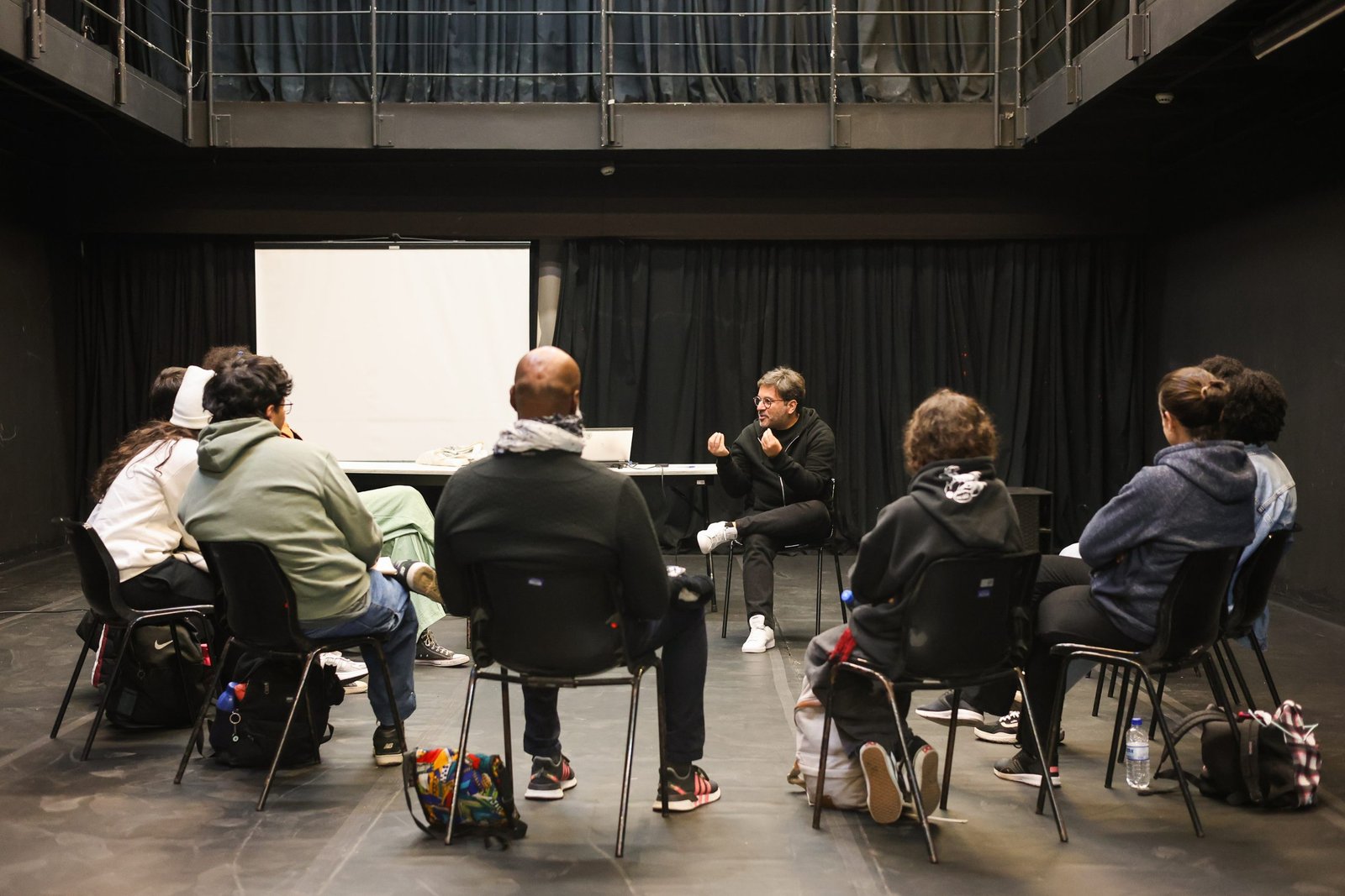 Rui Germano e estudantes selecionados para o intercâmbio. (21/08/2025) | Foto: Clara Silva