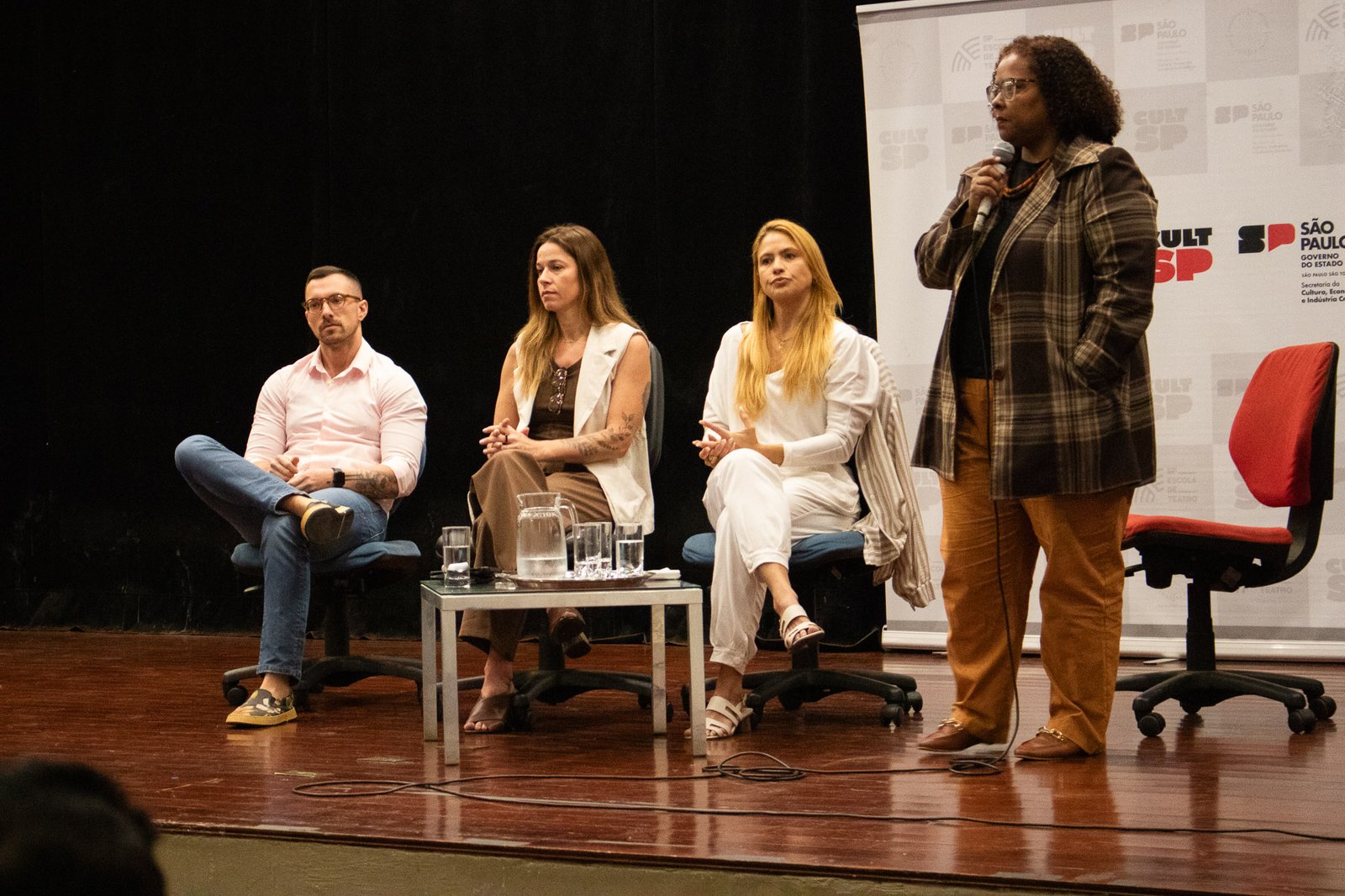 Palestra “A dramaturgia real da violência e a força do clã” com Thaís Vaz, Daniela Branco e Raquel Madureiro e Thomas Cerrini. (01/09/2025). | Foto: Clara Silva