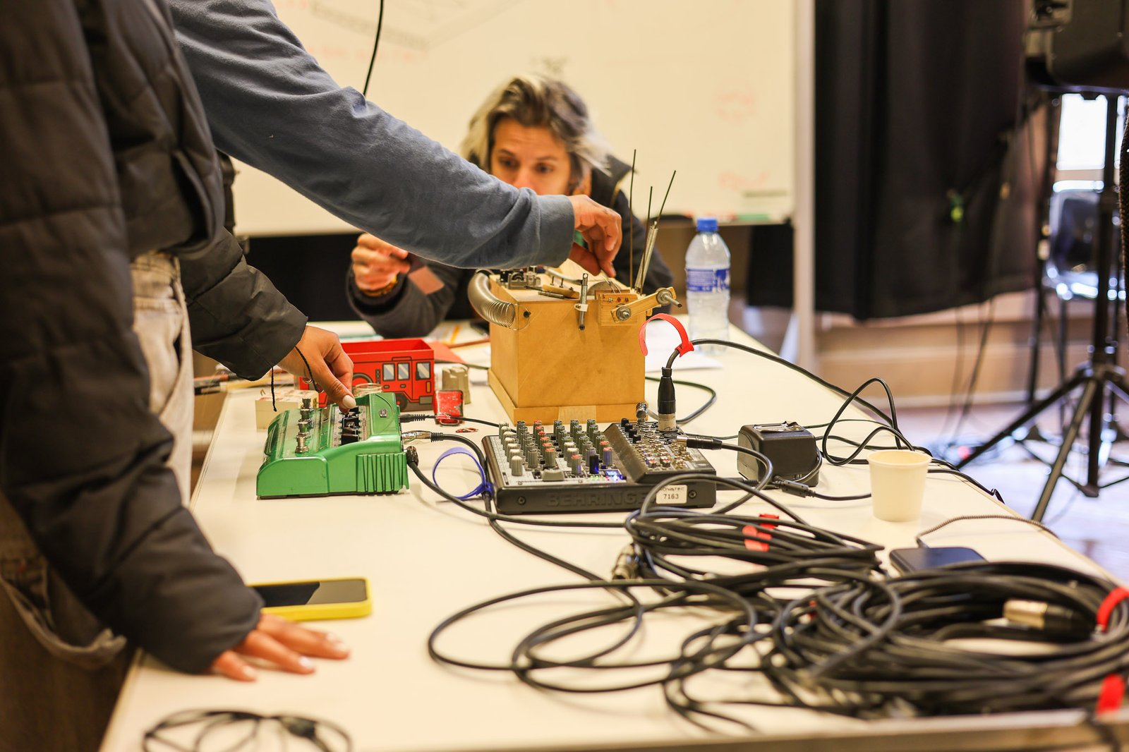 Aula de Sonoplastia na SP Escola de Teatro com Ana Vis e Jeanne Calegari. 25/09/2025. | Foto: Clara Silva