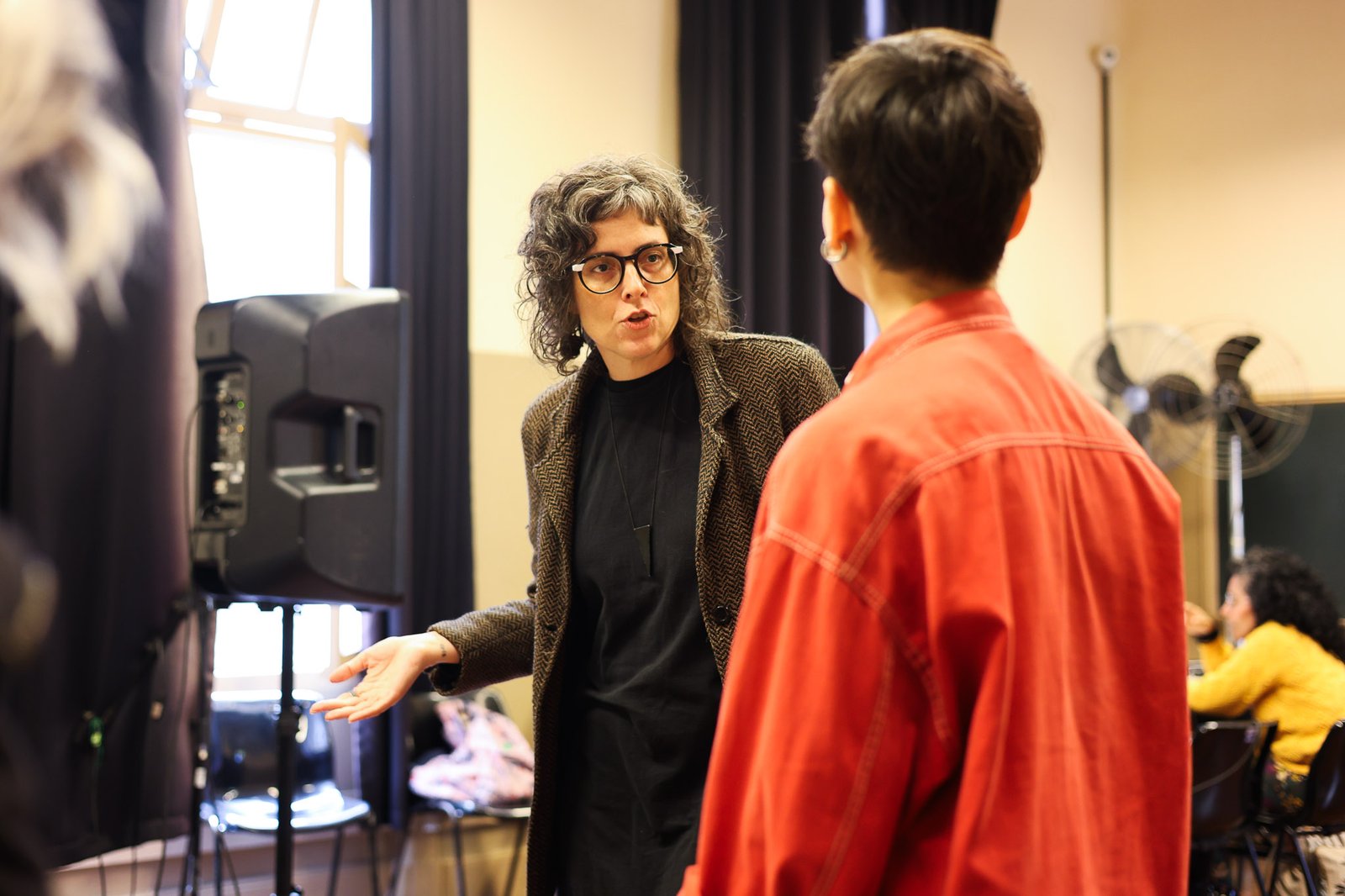 Aula de Sonoplastia na SP Escola de Teatro com Ana Vis e Jeanne Calegari. 25/09/2025. | Foto: Clara Silva
