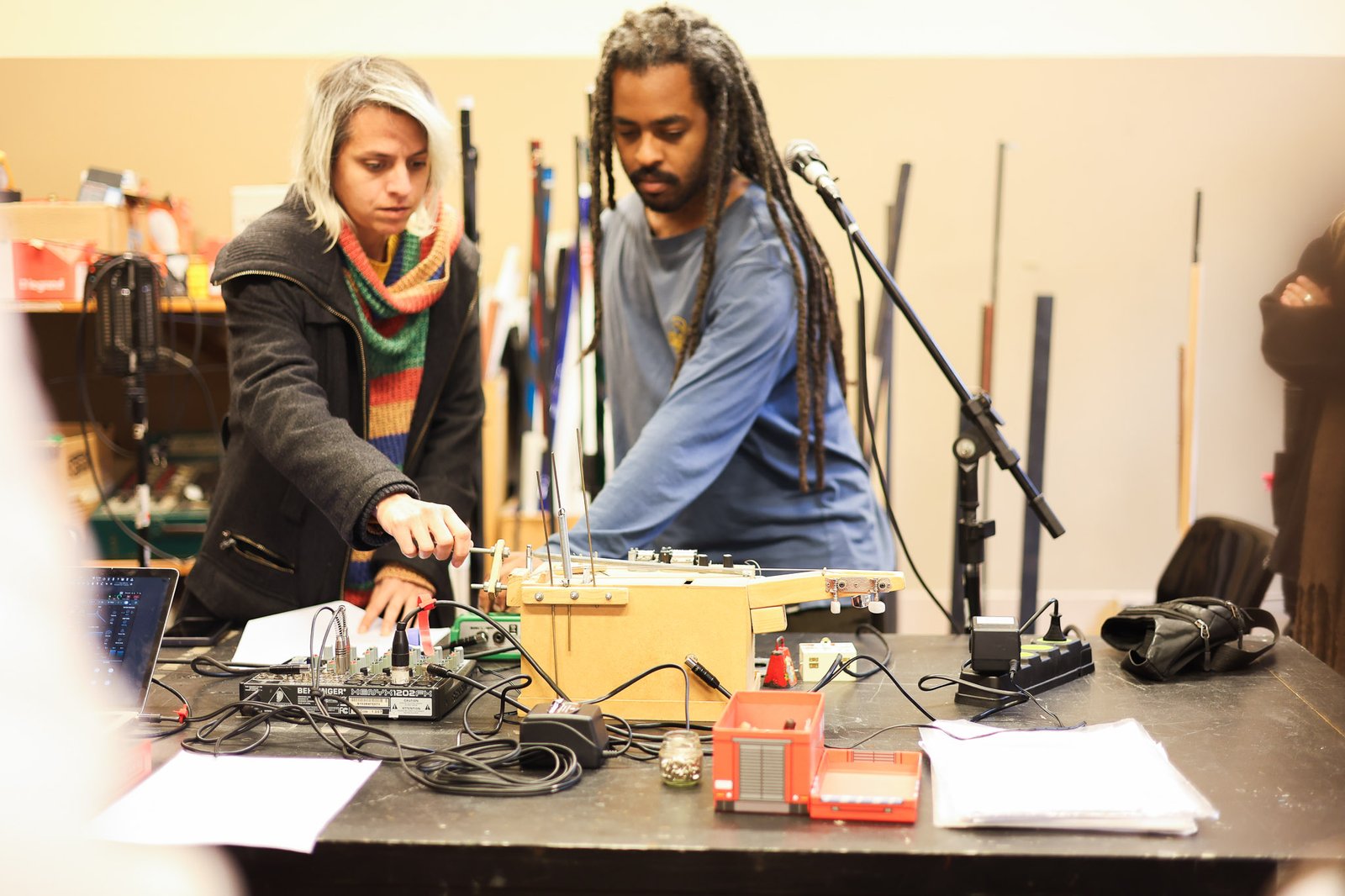 Aula de Sonoplastia na SP Escola de Teatro com Ana Vis e Jeanne Calegari. 25/09/2025. | Foto: Clara Silva