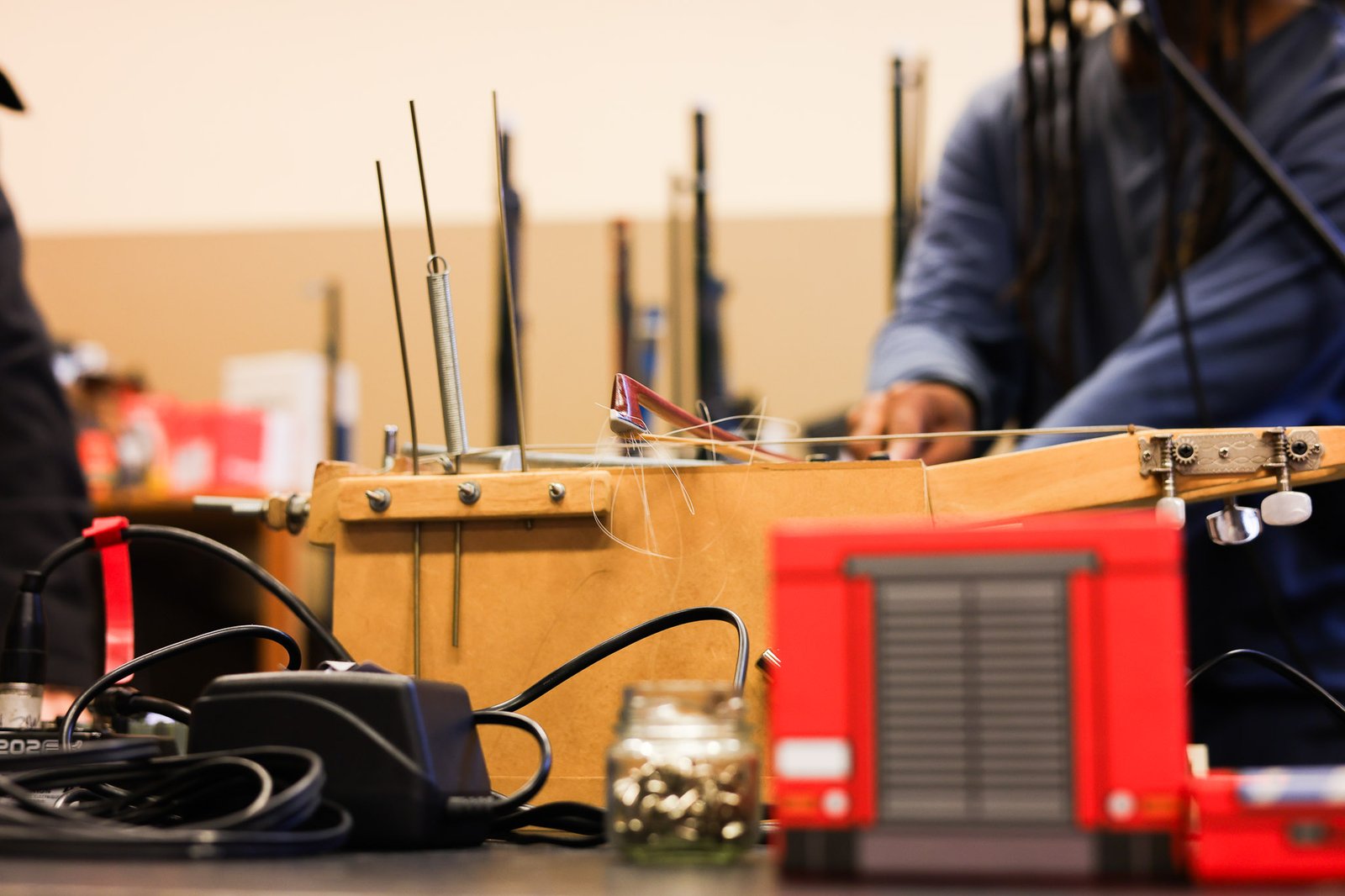 Aula de Sonoplastia na SP Escola de Teatro com Ana Vis e Jeanne Calegari. 25/09/2025. | Foto: Clara Silva