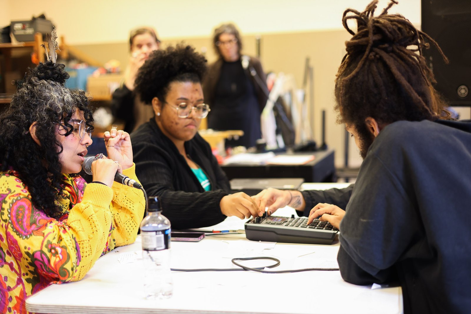 Aula de Sonoplastia na SP Escola de Teatro com Ana Vis e Jeanne Calegari. 25/09/2025. | Foto: Clara Silva