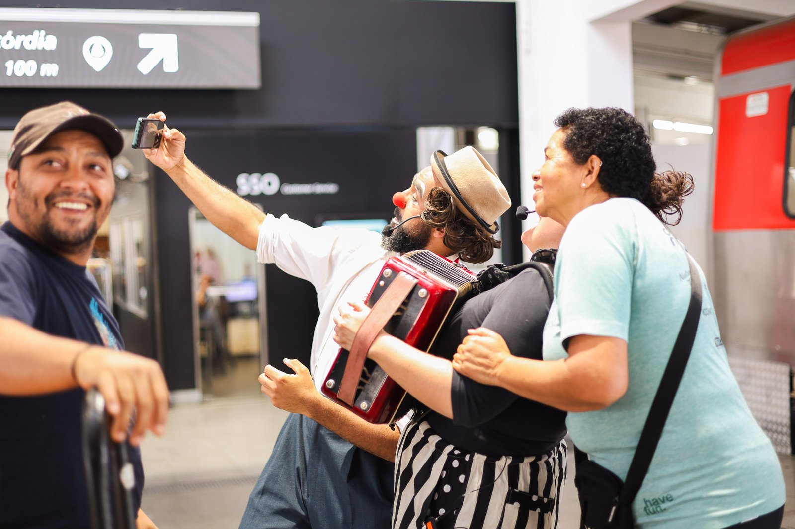 Apresentação da dupla de palhaços da Trupe DuNavô na estação Brás da CPTM. (12/09/2025) | Foto: Clara Silva