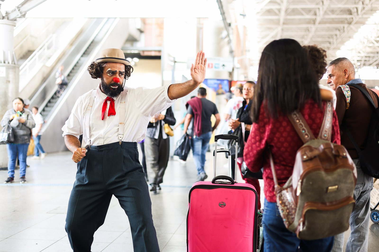 Apresentação da dupla de palhaços da Trupe DuNavô na estação Brás da CPTM. (12/09/2025) | Foto: Clara Silva