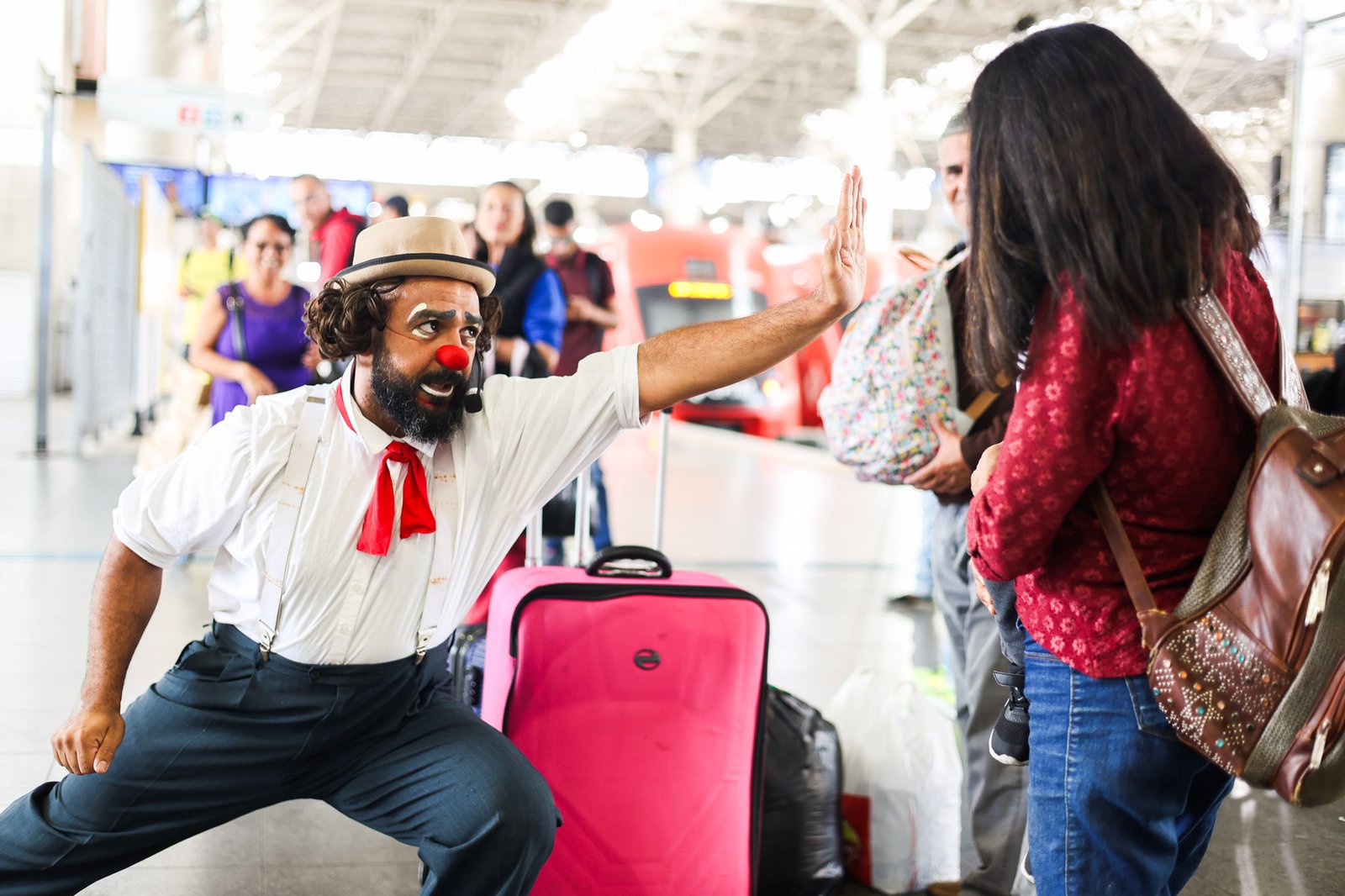 Apresentação da dupla de palhaços da Trupe DuNavô na estação Brás da CPTM. (12/09/2025) | Foto: Clara Silva