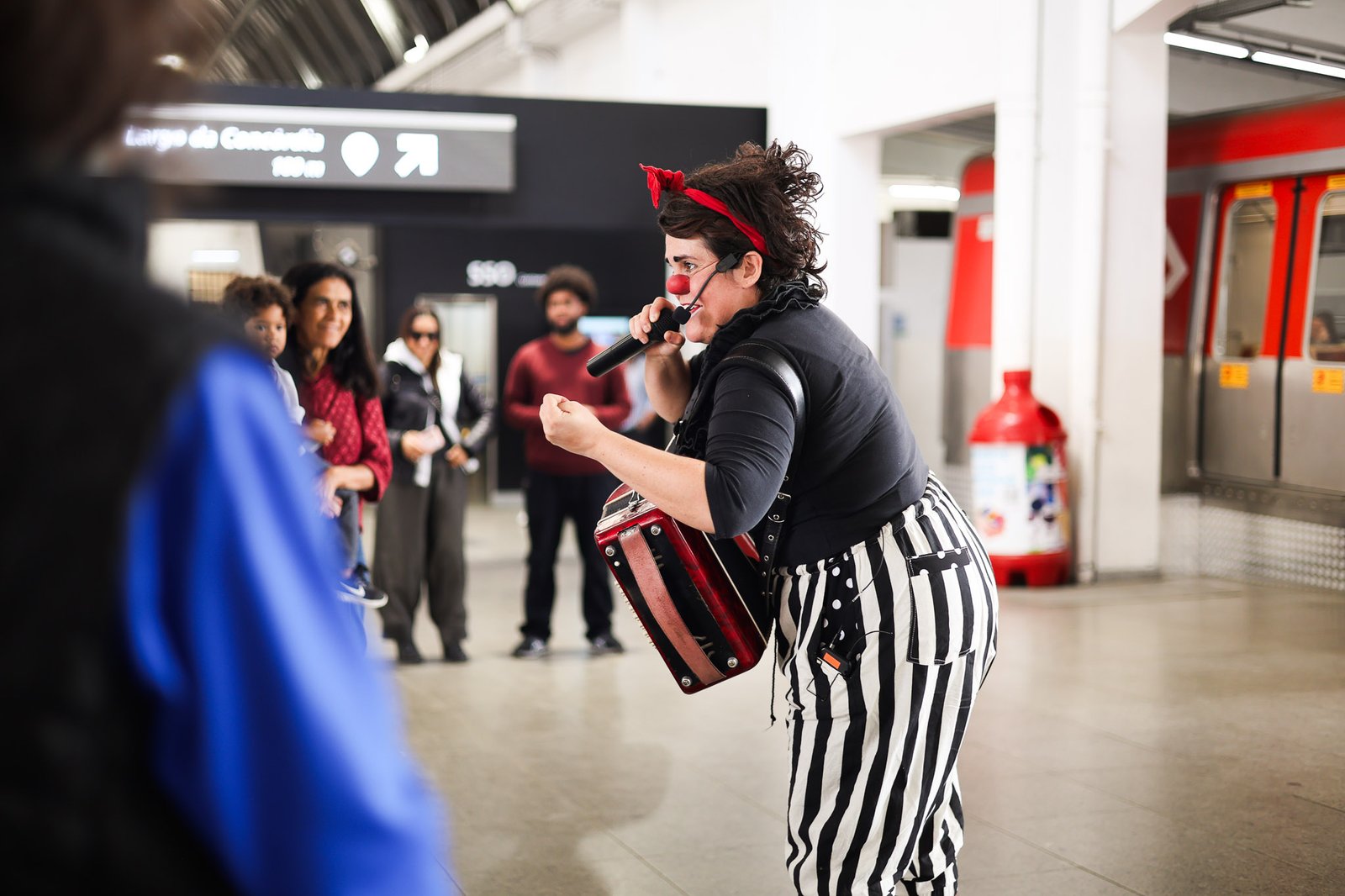 Apresentação da dupla de palhaços da Trupe DuNavô na estação Brás da CPTM. (12/09/2025) | Foto: Clara Silva